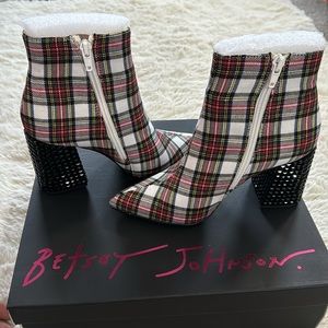 NEW Betsey Johnson Kassie White Plaid Ankle Boot sz 5